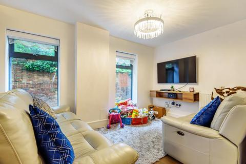 Flat 3, Blake House Bishops Road, Slough, SL1 1FG