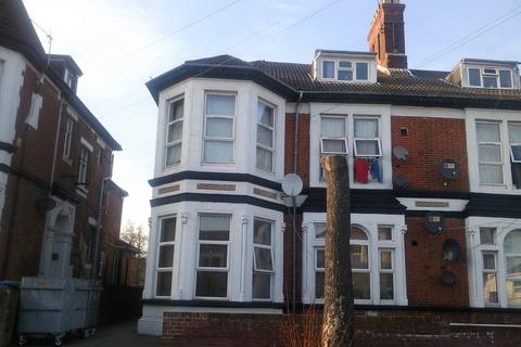 Studio to rent, Denzil Ave