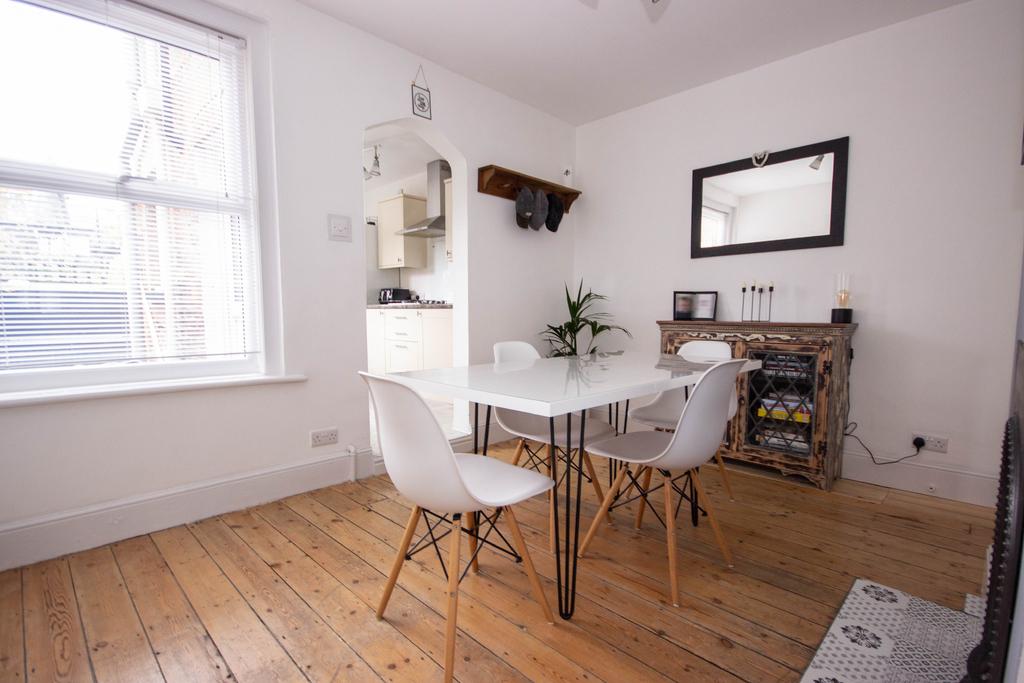 Kings Road, East Cowes 2 bed terraced house £190,000