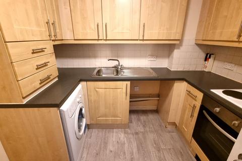 2 bedroom flat to rent, Chantry Close, London, SE2