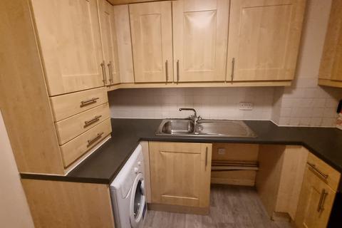 2 bedroom flat to rent, Chantry Close, London, SE2