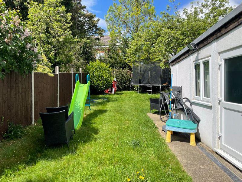 Penshurst Gardens, Edgware 3 bed semidetached house £2,250 pcm (£519 pw)