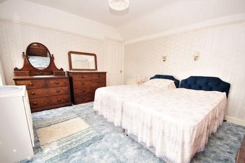 Roslyn Little Entry, Wells, BA5 2TP
