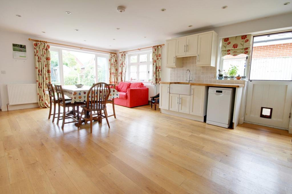 Queens Road, Lyndhurst, SO43 4 bed semidetached house £700,000