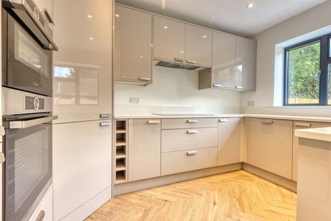 6 Delta Road, Chobham, Woking, GU24 8PY