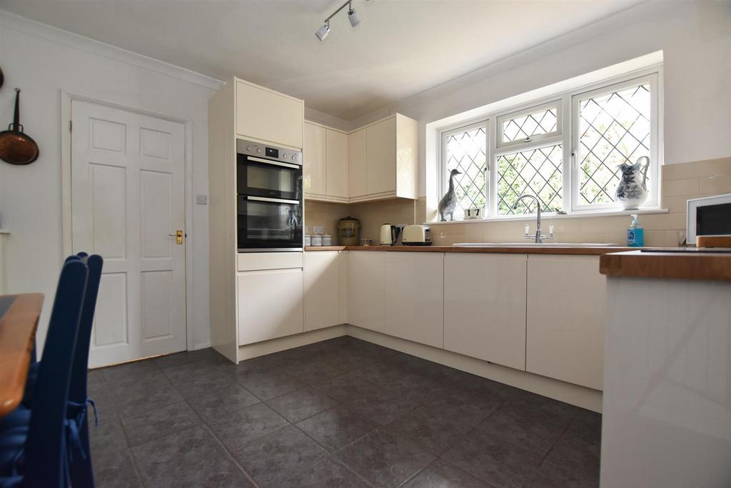 Winchelsea Lane, Hastings 3 bed semidetached house £380,000
