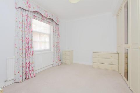 1 bedroom flat to rent, The Close, Salisbury