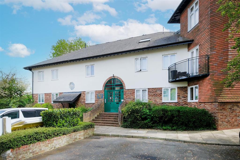 Manor Court Beresford Road, Chingford, London 2 bed flat £1,250 pcm