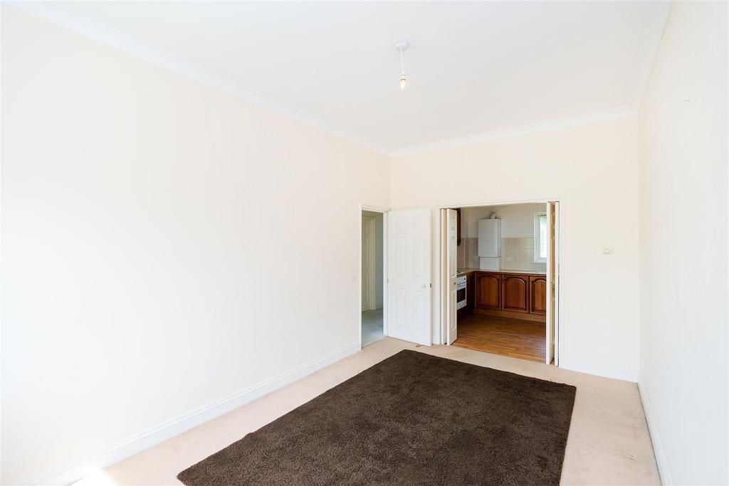 Manor Court Beresford Road, Chingford, London 2 bed flat £1,250 pcm