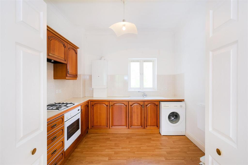 Manor Court Beresford Road, Chingford, London 2 bed flat £1,250 pcm