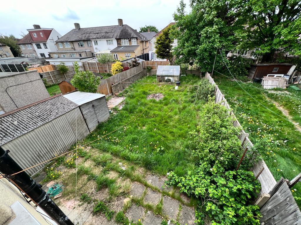 Lindsey Road, Dagenham 3 bed end of terrace house £395,000