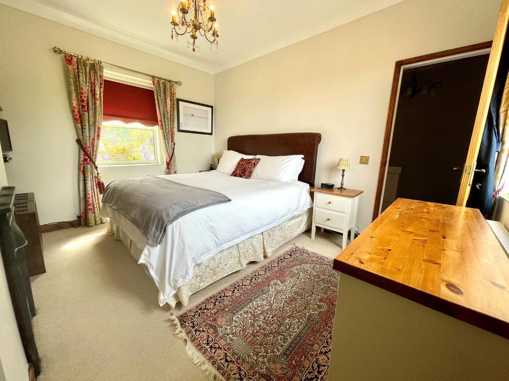 Bedroom 1.jpg