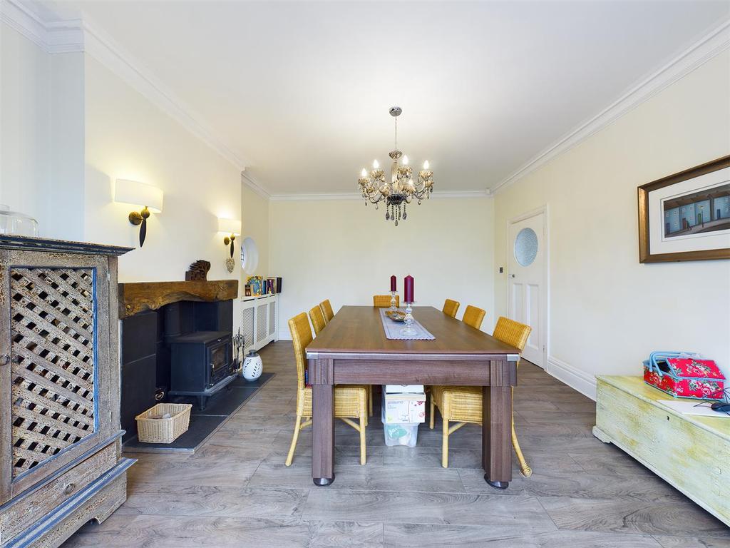 Dining room: