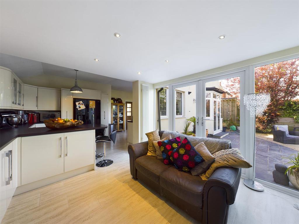 Kitchen/dining/living: