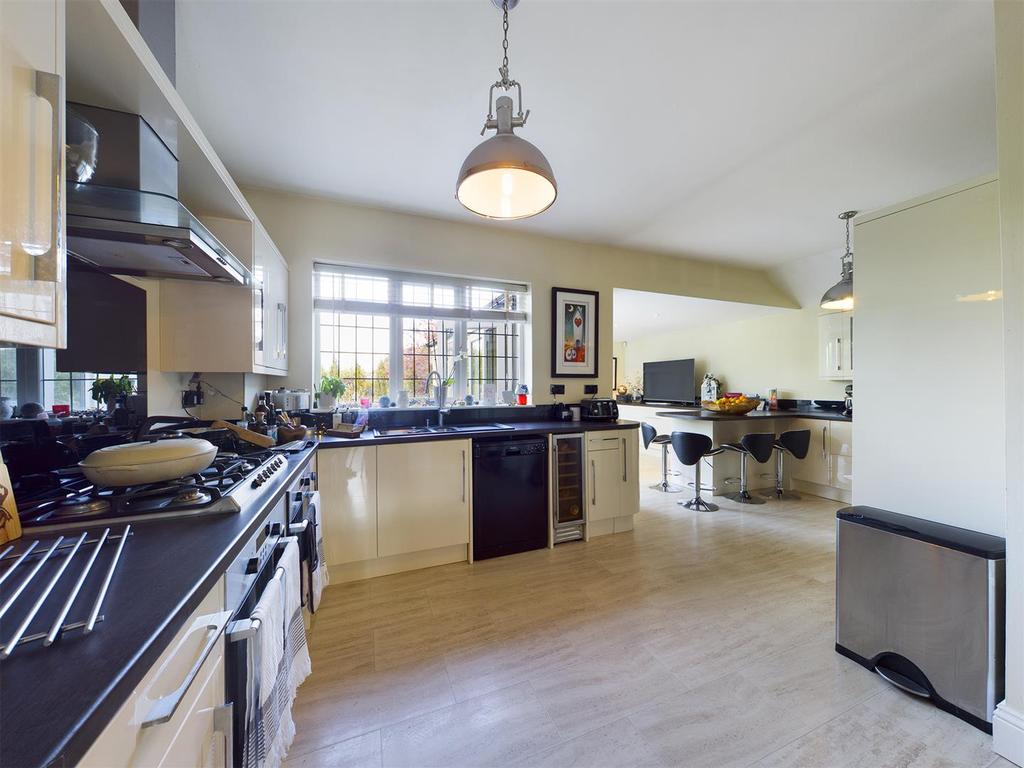 Kitchen/dining/living: