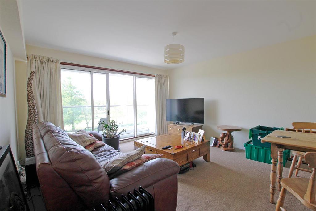 St. Martins House, Clarence Parade... 2 bed flat £850 pcm (£196 pw)