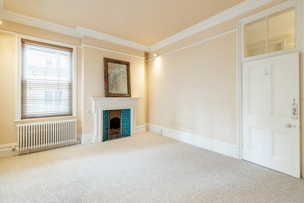 Roland Gardens, South Kensington, SW7 3 bed apartment £4,312 pcm (£