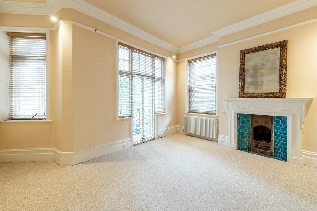 Roland Gardens, South Kensington, SW7 3 bed apartment £8,017 pcm (£