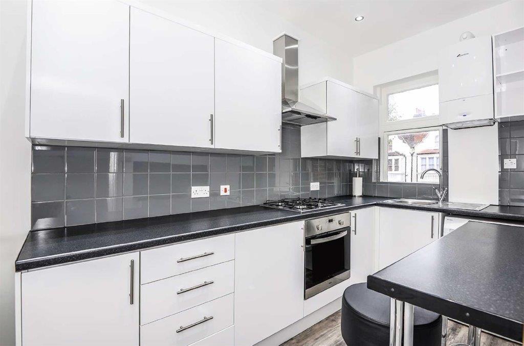 Blenheim Gardens, Willesden Green, NW2 2 bed flat £1,950 pcm (£450 pw)