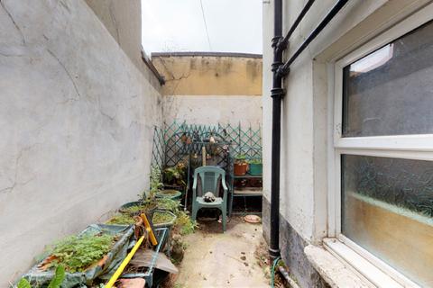 6 Waverley Road, London, SE18 7TN