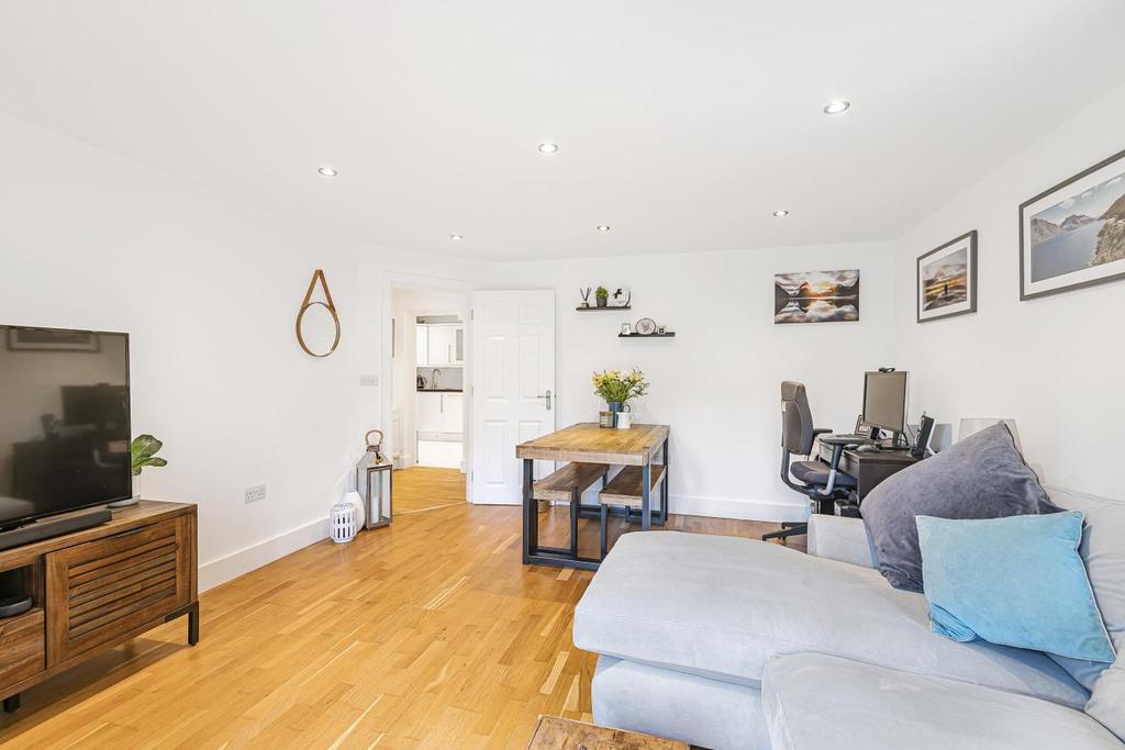 Foxgrove Avenue, Beckenham 2 bed flat £399,995