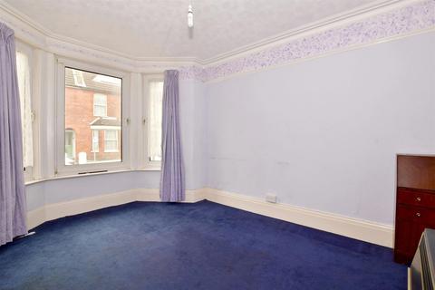 35 Bradstone Avenue, Folkestone, CT19 5AG