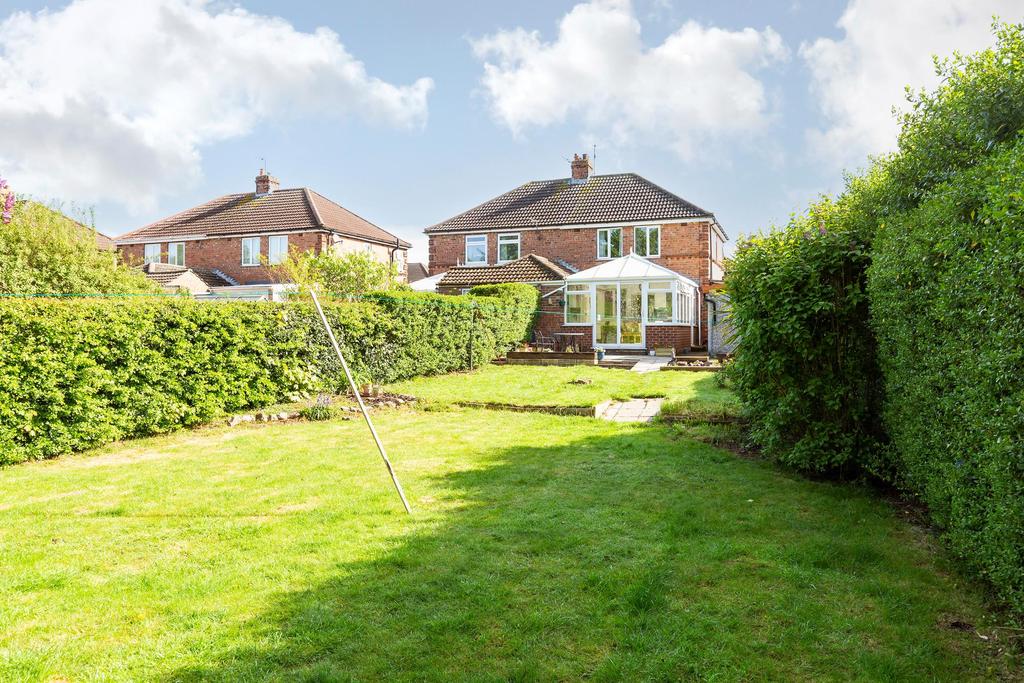 33 Westfield Road, Market Weighton... 3 bed semidetached house £220,000