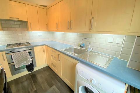 3 bedroom terraced house to rent - Hannards Way Ilford IG6 3TB