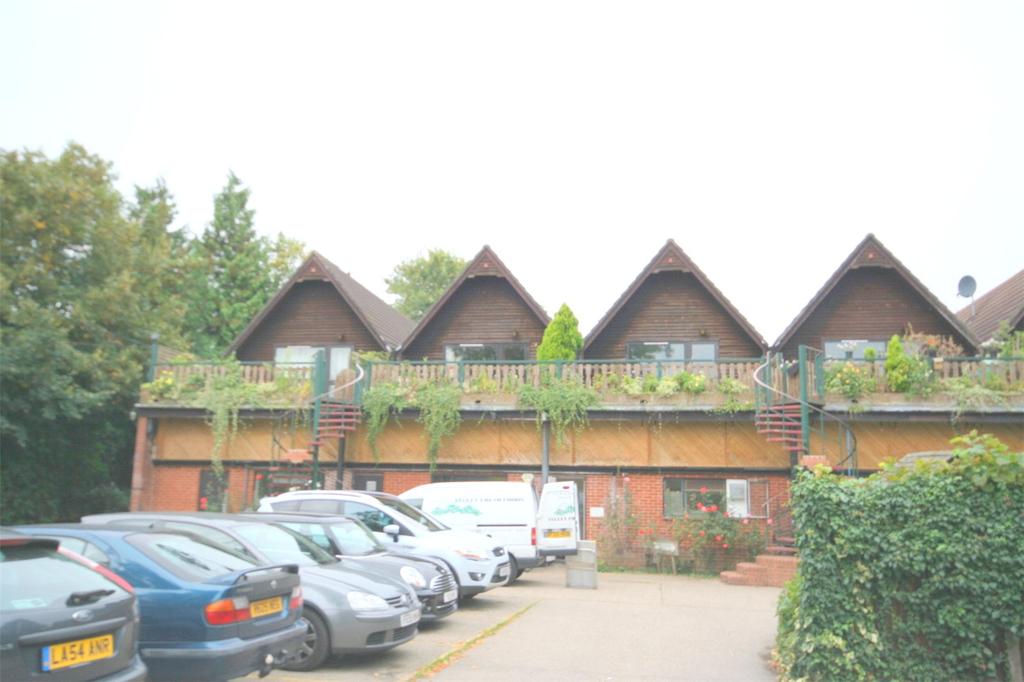 The Riverbank, Clewer Court Road... 2 bed property £1,300 pcm (£300 pw)