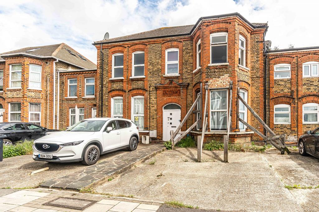 Aldborough Road South, Essex, IG3 1 bed flat £195,000