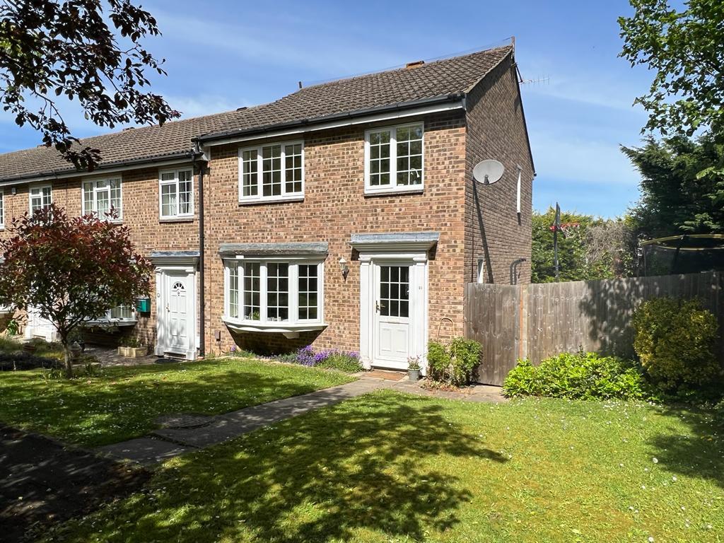 Ashtead/Leatherhead borders 3 bed semidetached house £1,700 pcm (£
