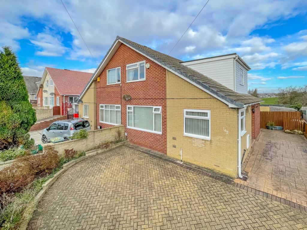 Carlinghow Lane, Batley 3 bed semidetached bungalow £235,000