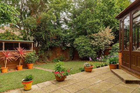 9 Osprey Close, Fetcham, Leatherhead, KT22 9XL