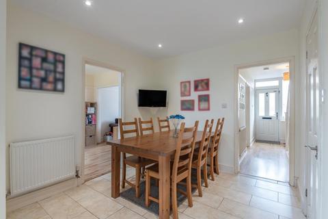 1 Bryan Close, Sunbury-on-thames, TW16 7UA