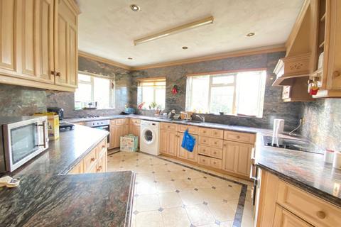 8 bedroom detached house to rent - Carrington Road, Hp12