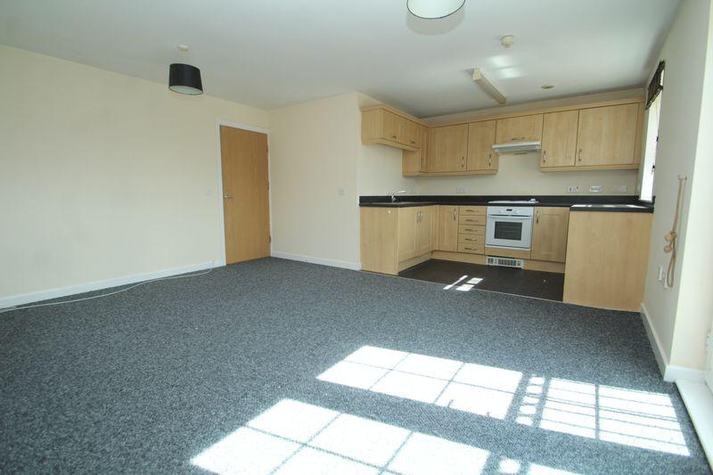 Newbold Hall Drive, Rochdale OL16 3AG 2 bed apartment £595 pcm (£137 pw)