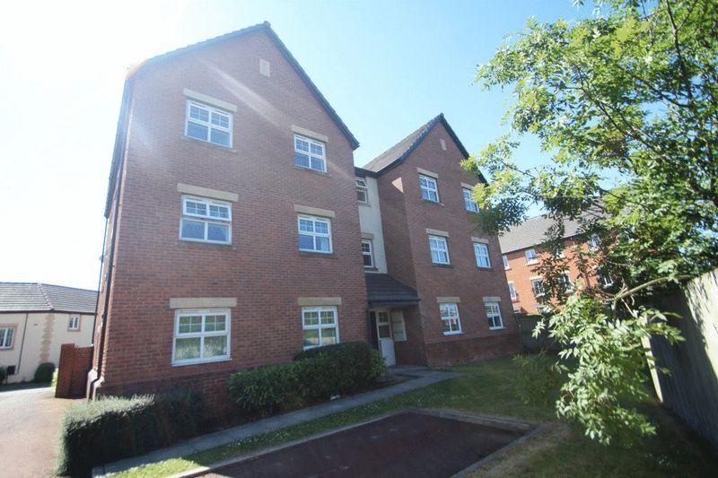 Newbold Hall Drive, Rochdale OL16 3AG 2 bed apartment £595 pcm (£137 pw)