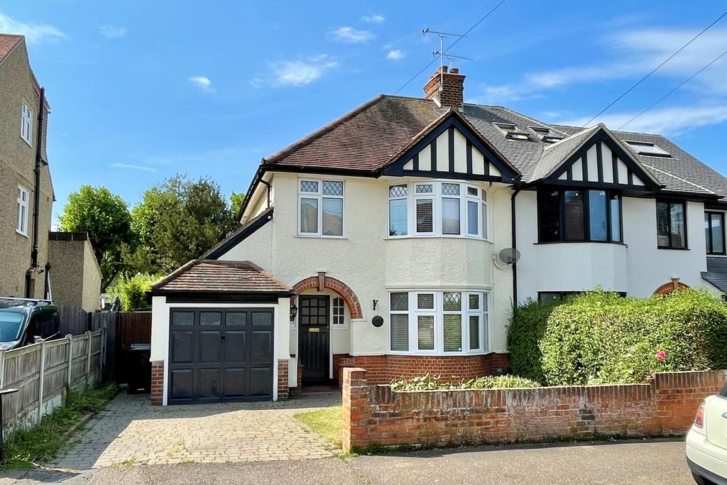Widford Grove, Chelmsford, CM2 3 bed semidetached house £1,700 pcm