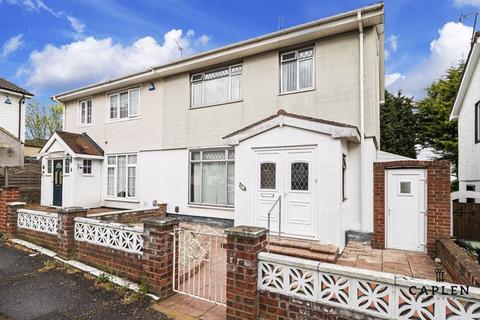 3 bedroom semi-detached house for sale - Newmans Close, Loughton