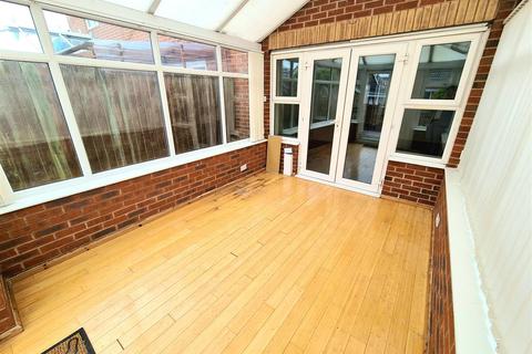 102 Chaytor Drive, Nuneaton, CV10 9ST