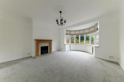 5 bedroom semi-detached house to rent, Copley Way Tadworth Surrey