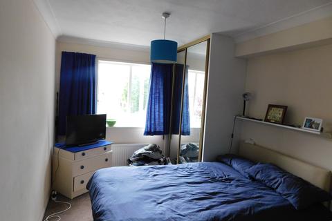 1 bedroom property to rent - Maynard Court, Rosefield Road, Staines, TW18 4QD
