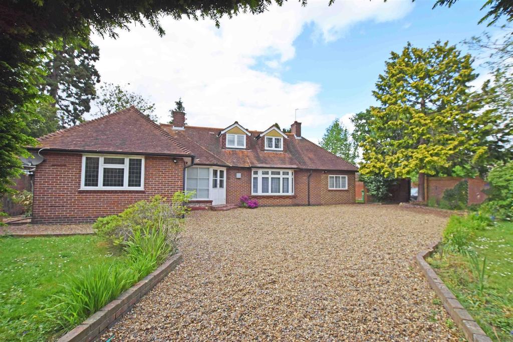Broad Lane, Hampton 4 bed detached bungalow £3,250 pcm (£750 pw)