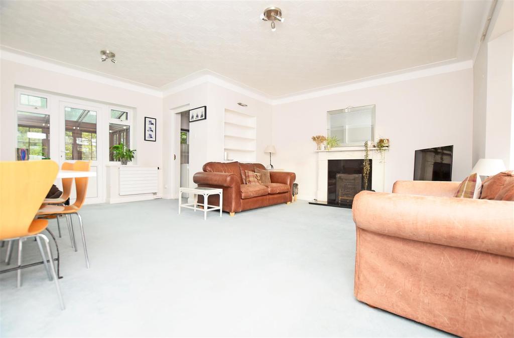 Broad Lane, Hampton 4 bed detached bungalow £3,250 pcm (£750 pw)