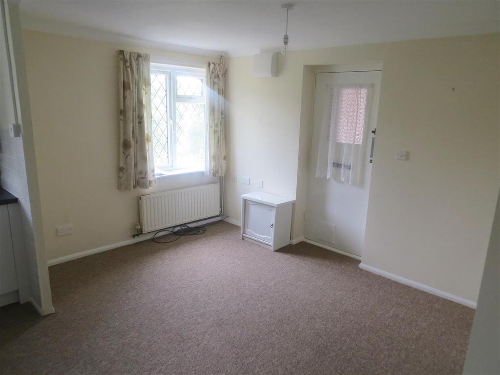 Southbrook Close, Canford Heath, Poole 1 bed flat £745 pcm (£172 pw)