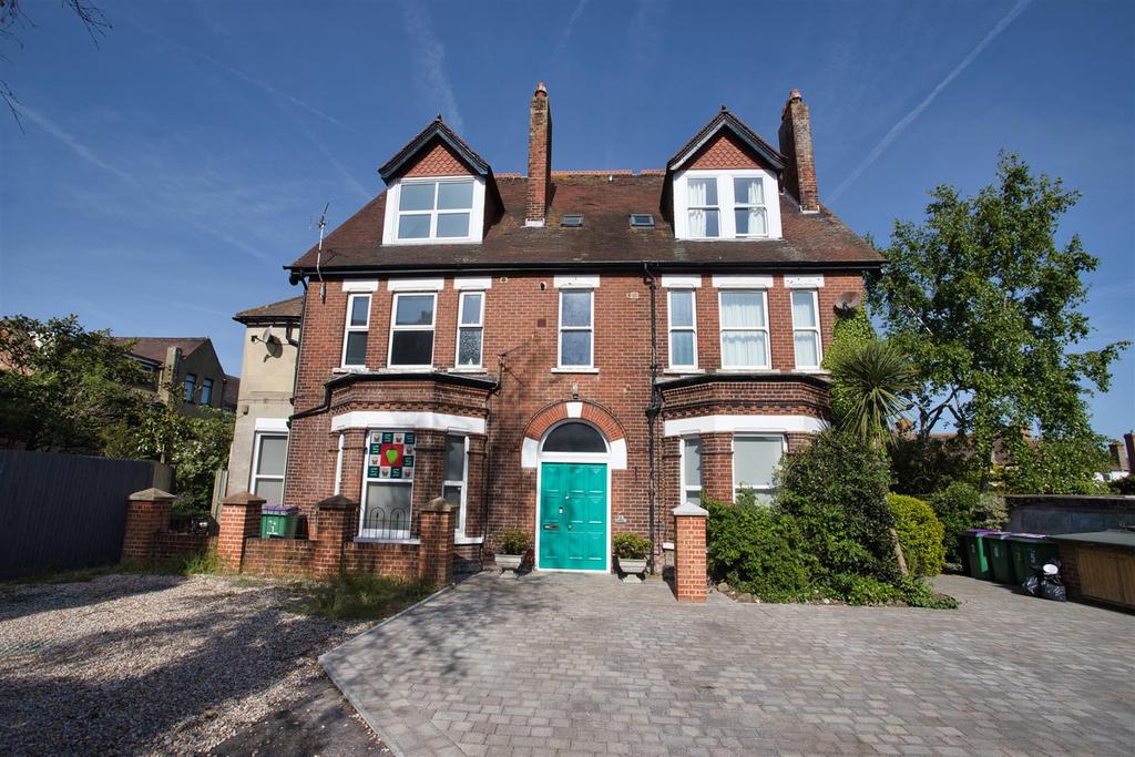 Limes Road, Folkestone 1 bed apartment £625 pcm (£144 pw)