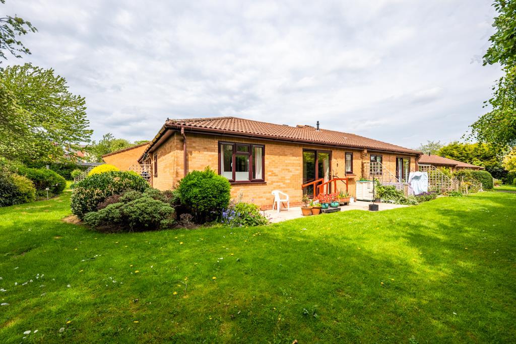 Manor Green Walk, Carlton, 2 bed terraced bungalow £160,000