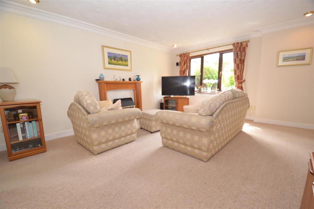 Ambleton Way, Queensbury, Bradford 4 bed detached house £280,000
