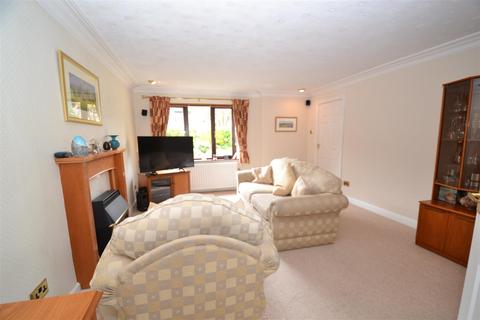 17 Ambleton Way, Queensbury, Bradford, BD13 2DZ