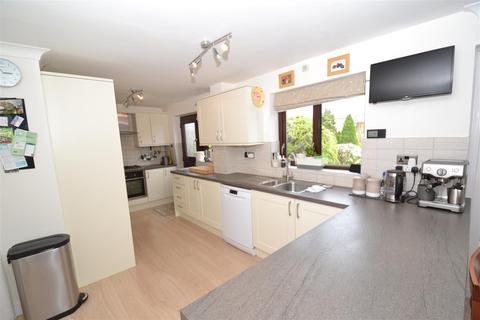 17 Ambleton Way, Queensbury, Bradford, BD13 2DZ